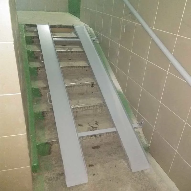 Пандус откидной в подъезд