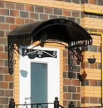 Козырек над входом